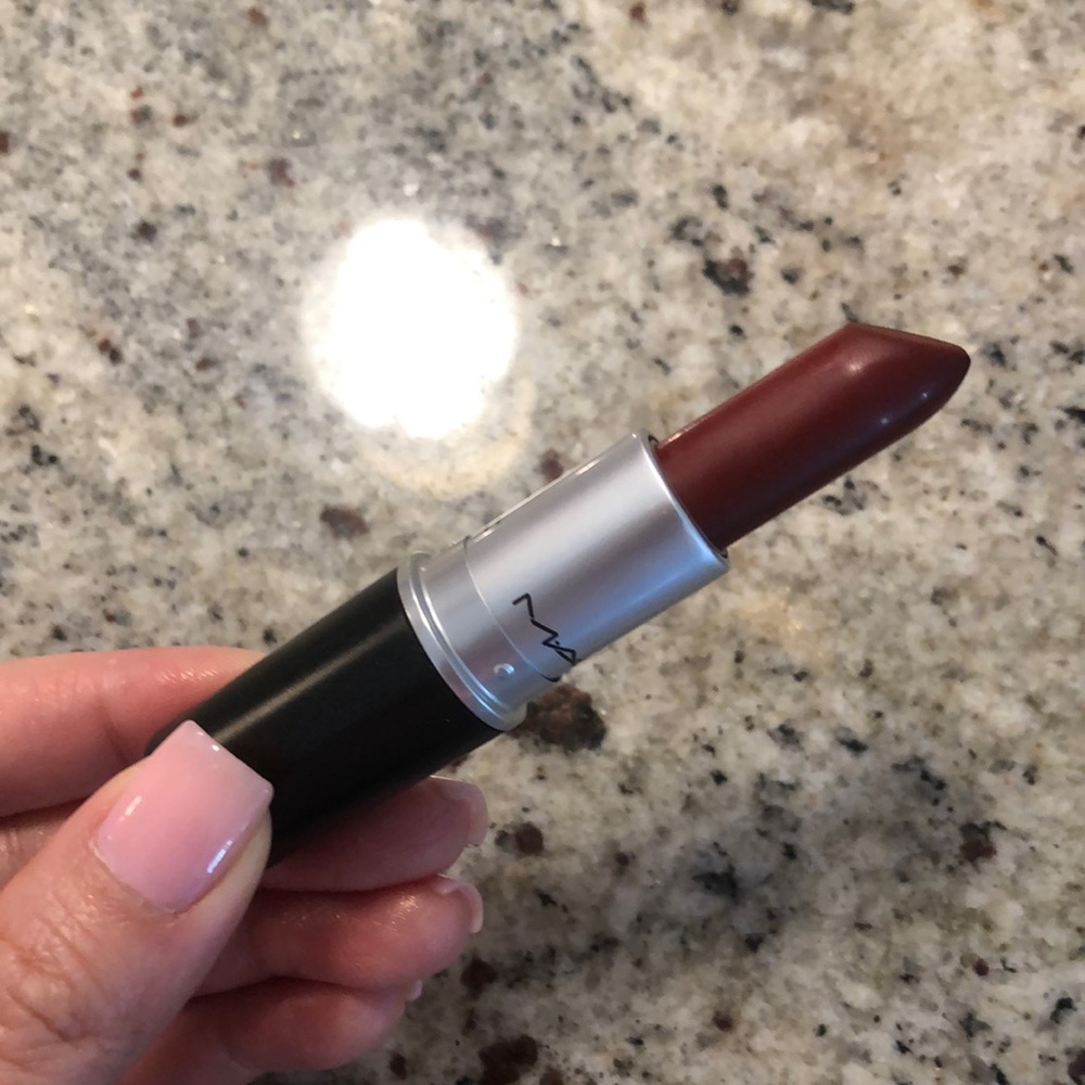 MAC STUDDED KISS